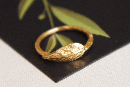 Винтажное фактурное шероховатое кольцо лист с микронным золотом