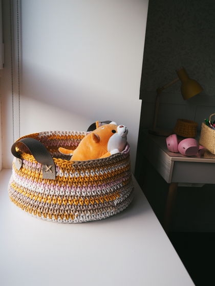 Большая вязаная разноцветная корзина с кожаными ручками