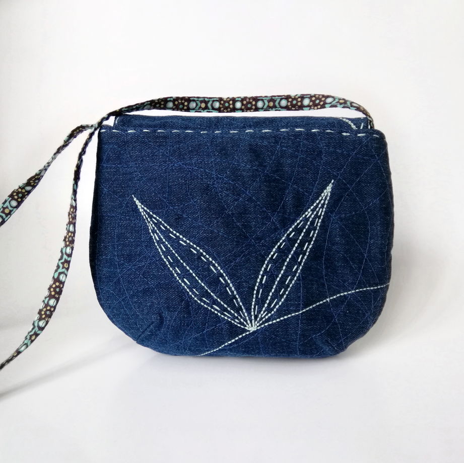 Маленькая женская сумочка на ремешке с вышивкой