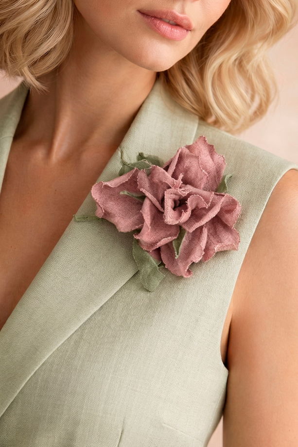 Брошь цветок ручной работы из льна