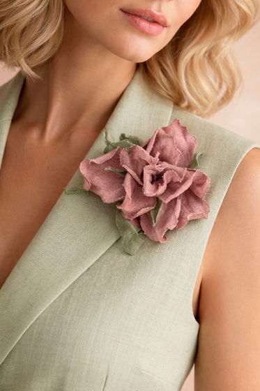 Брошь цветок ручной работы из льна