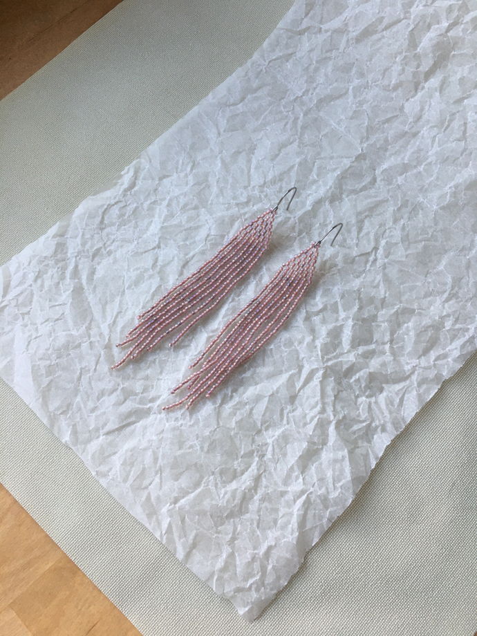 Узкие длинные серьги из пудрово-розового бисера с перламутровым отливом