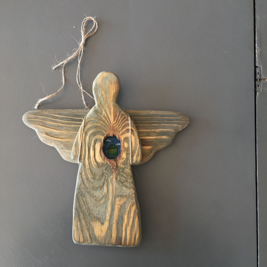 Ангел хранитель дома деревянный