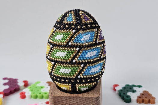 Декоративное яйцо из бисера ручной работы "Геометрия вертикальная"