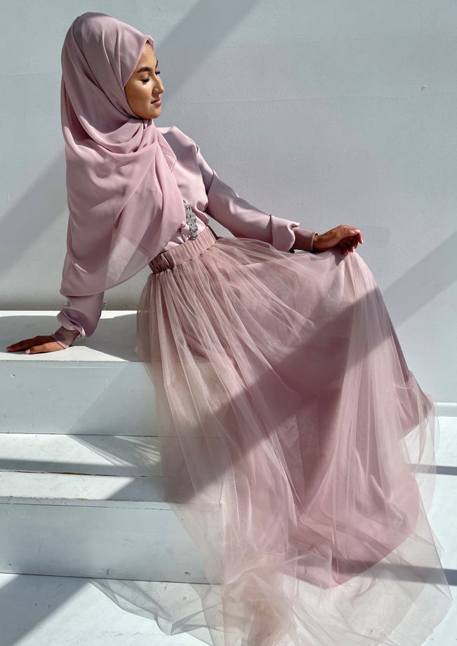 Пыльно розовое длинное платье с юбкой