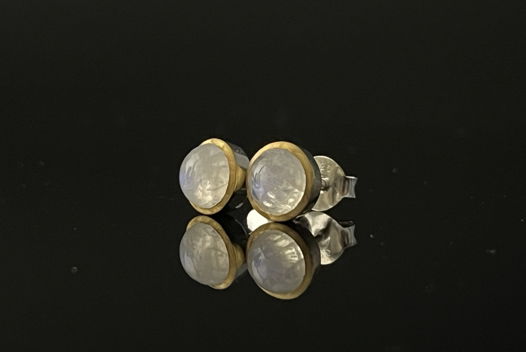 Серьги-гвоздики с лунным камнем радужным