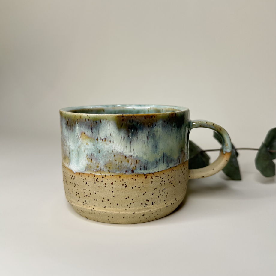 Чашка ручной работы с зеленой эффектарной глазурью, коллекция "933"