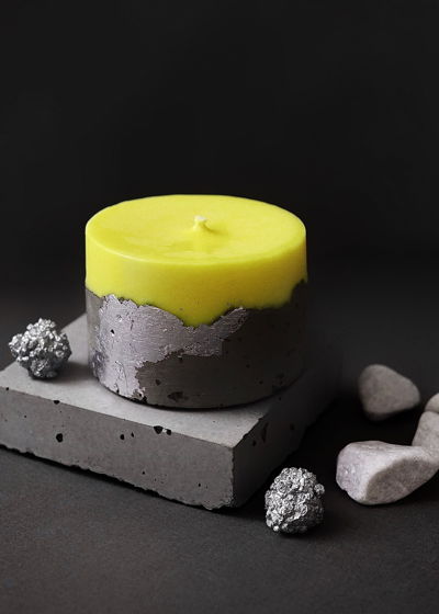 Авторская декоративная круглая ароматическая свеча желтая из натурального воска в бетоне с ароматом  "Кориандр"