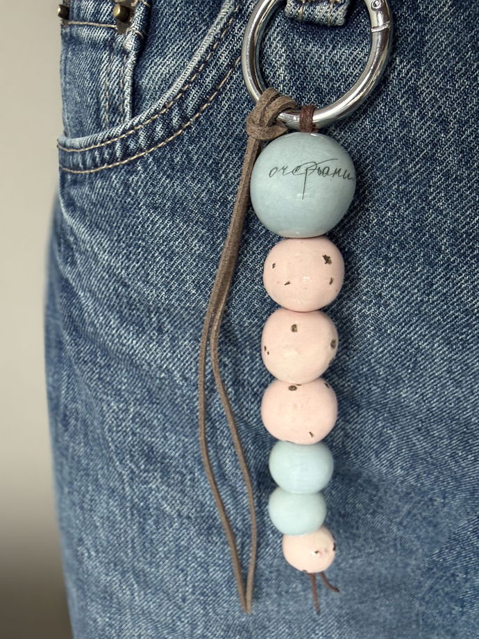 Обвес из керамических бусин с замшевым шнурком