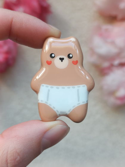 Значок ручной работы Медвежонок в белых трусах