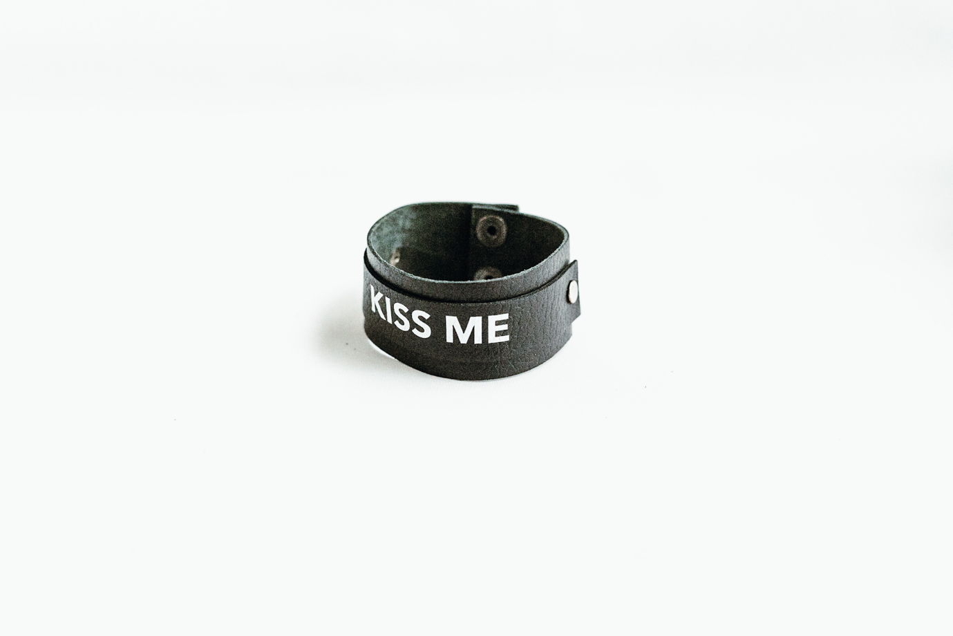 Кожаный браслет "KISS ME"