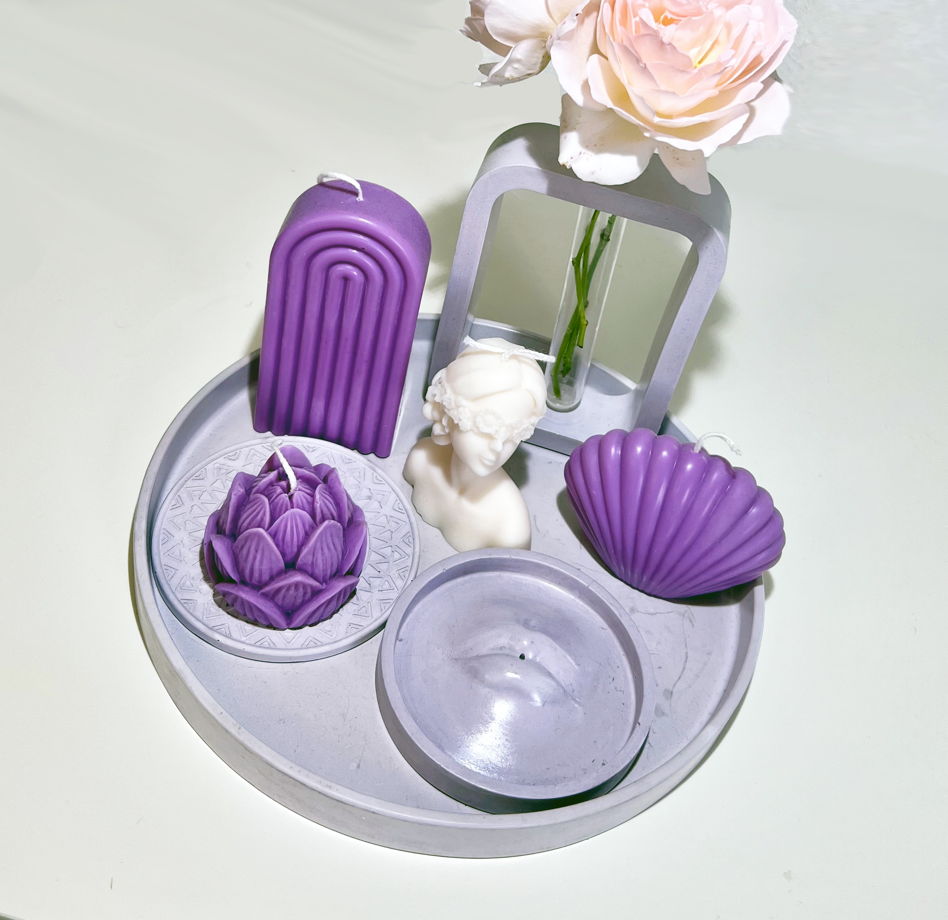 Набор с ароматическими интерьерными свечами, вазой, подставкой для аромапалочек на подносе.