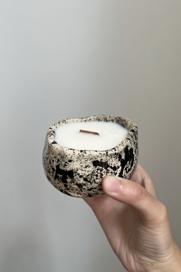 Свеча из кокосового воска в керамическом стаканчике с черными брызгами | Аромат «Кожа & сандал» 150 мл