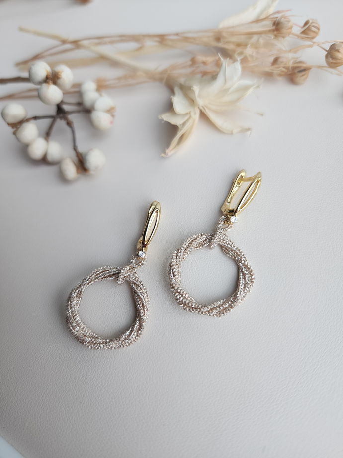 Серьги-кольца плетёные, бежевые серьги фриволите