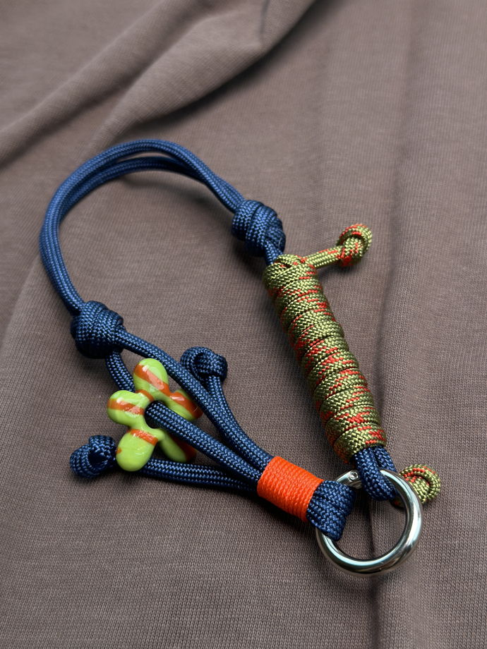 Кистевой браслет для телефона