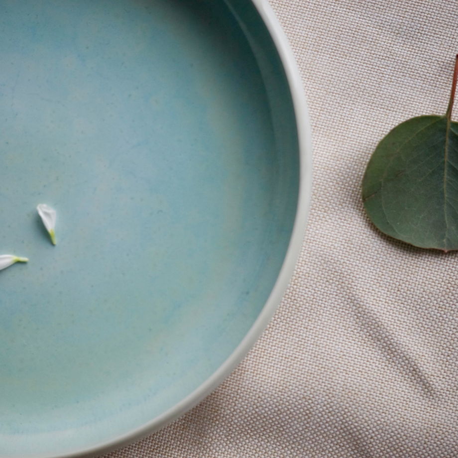 Тарелка бело-бирюзовая плоская ручной работы, "Лазурь"