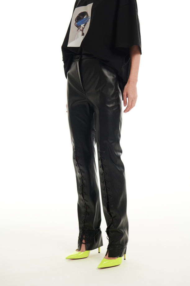Женские черные брюки из эко-кожи с люверсами