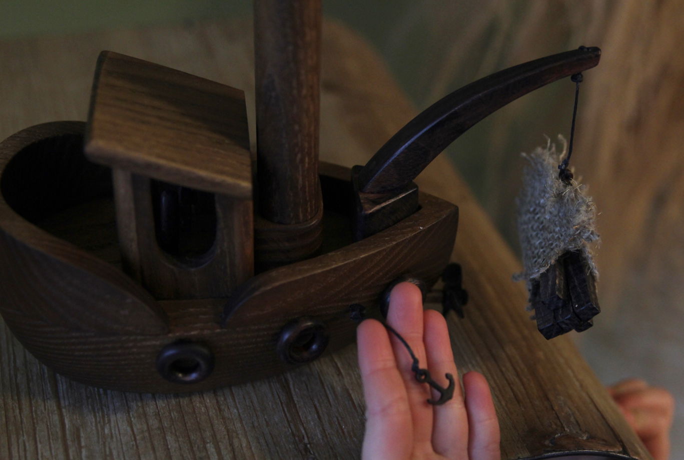 Деревянная игрушка ручной работы "Корабль-сухогруз"