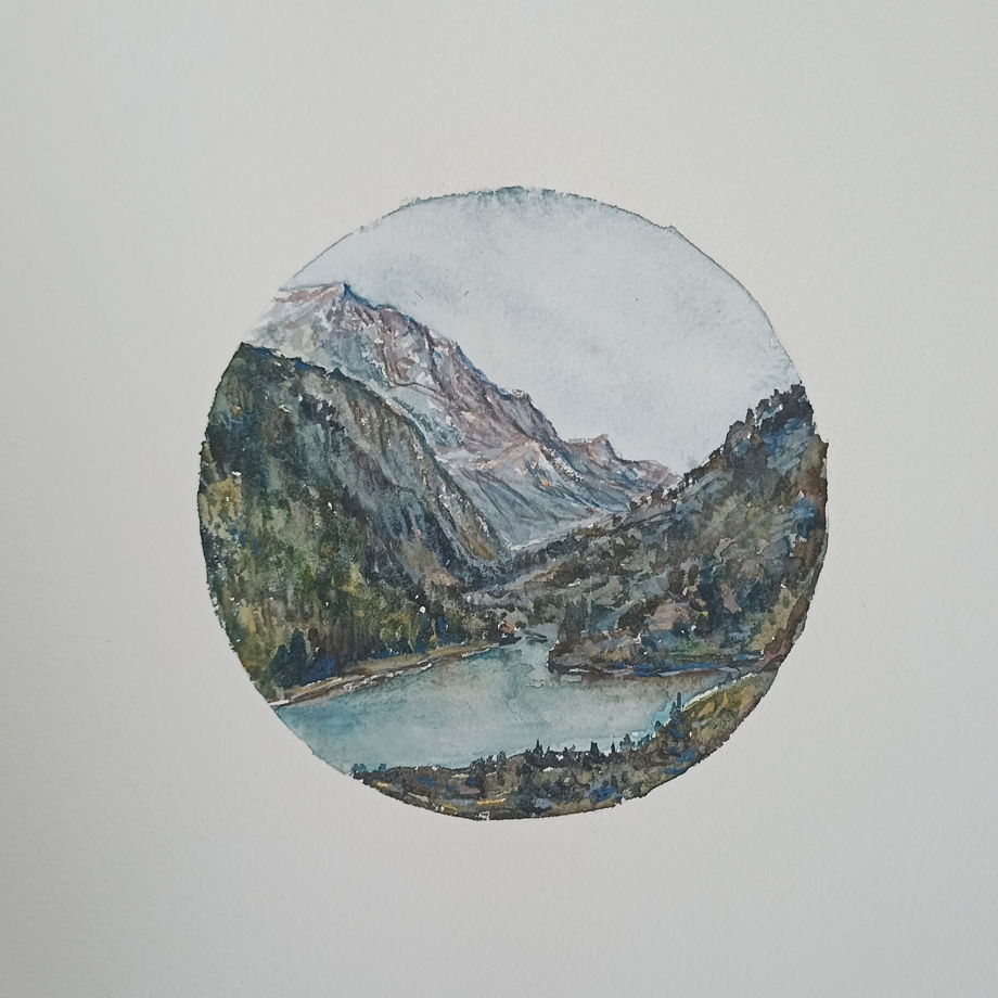 Акварельная круглая картина Горный пейзаж с рекой