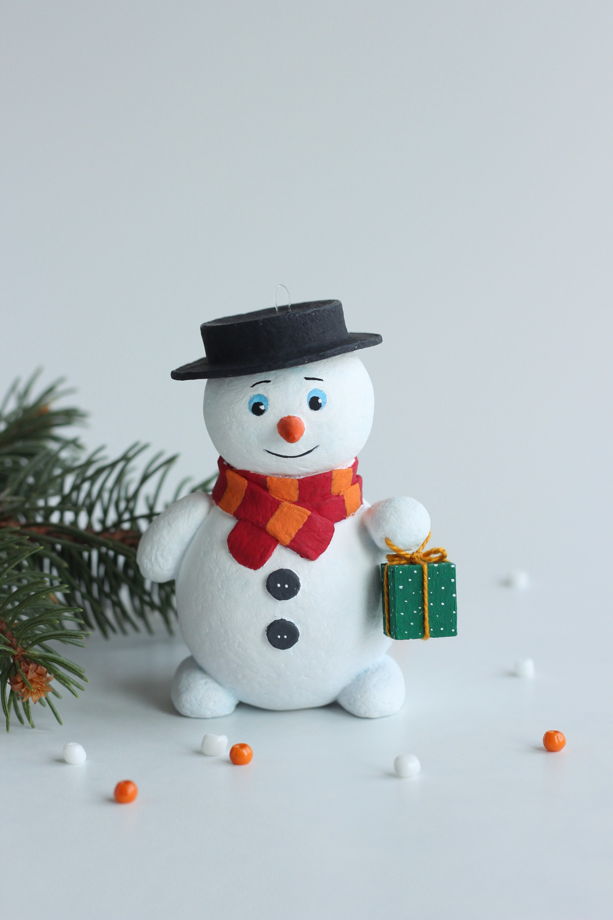 Ёлочная игрушка "Снеговик с подарком"