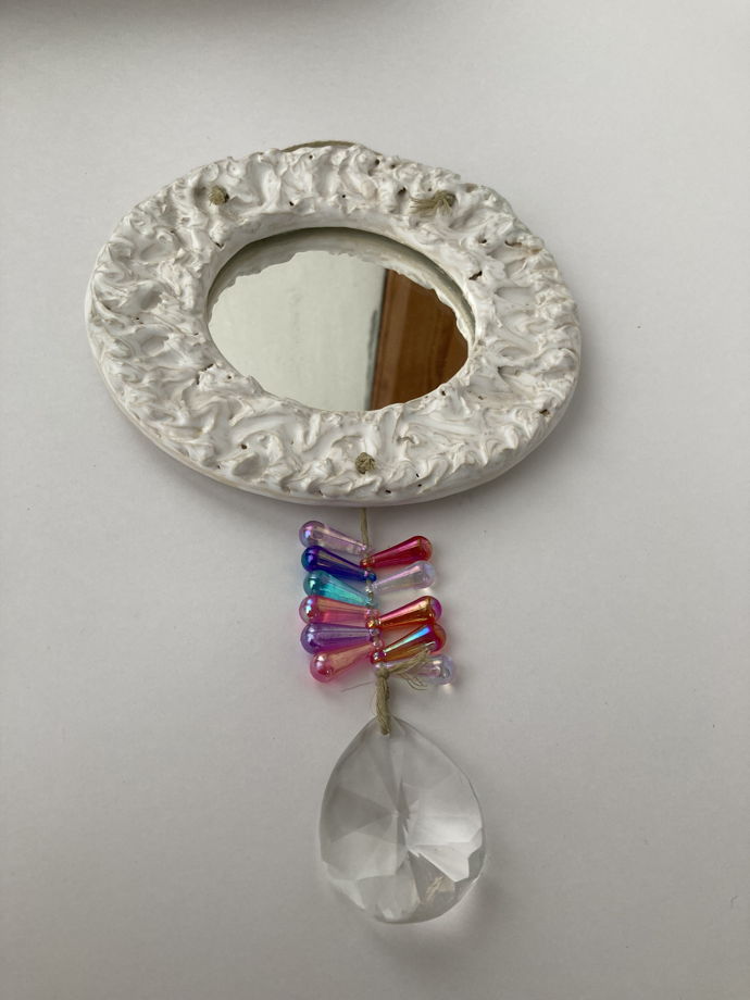 Круглое зеркало в керамической раме с подвеской