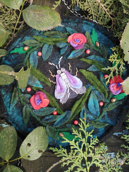 Сумка женская на цепочке с цветами и бабочкой редкого вида