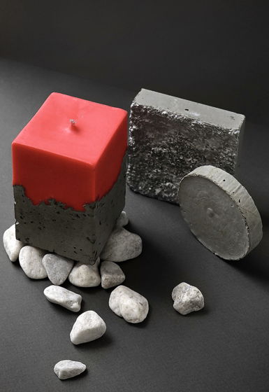 Ароматическая свеча красная из натурального воска в бетоне с ароматом  "Клюква" ручной работы