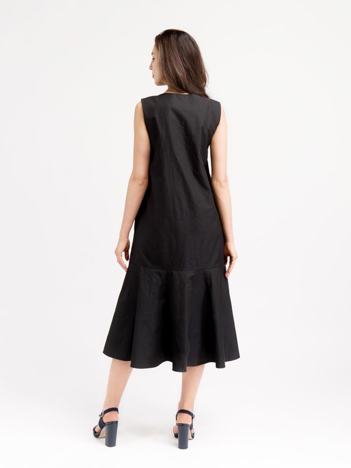 Платье удлиненное с воланом черного цвета