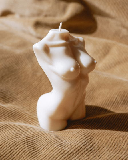 Интерьерная свеча Силуэт женского тела из пчелиного воска ручной работы