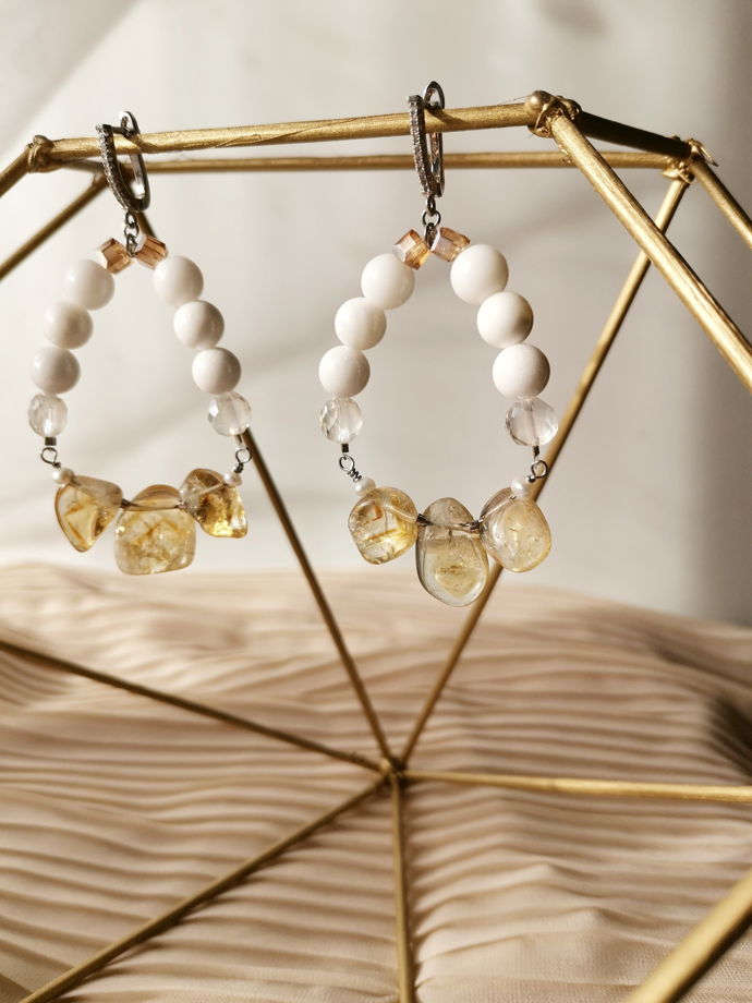 Белые серьги с природным цитрином