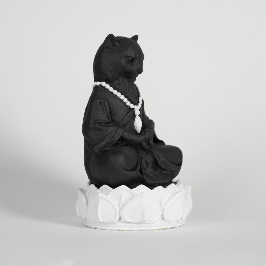 Статуэтка ручной работы из камня Чёрный Кот Шейх с белой атрибутикой