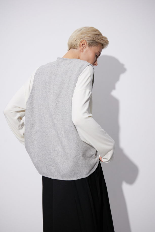 Серый шерстяной жилет