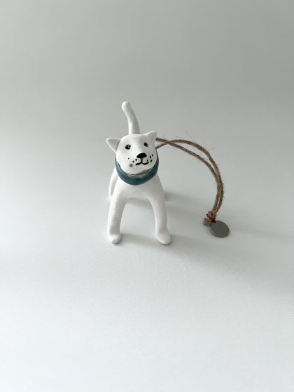 Интерьерная игрушка и статуэтка белый полосатый котик  в голубом ошейнике из костяного фарфора ручной лепки
