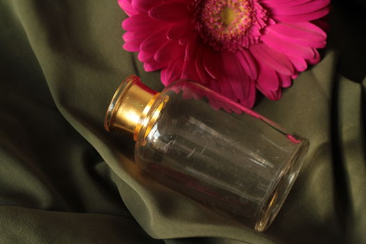 Золоченая вазочка с серебреным букетом сухоцветов | Bloom 101