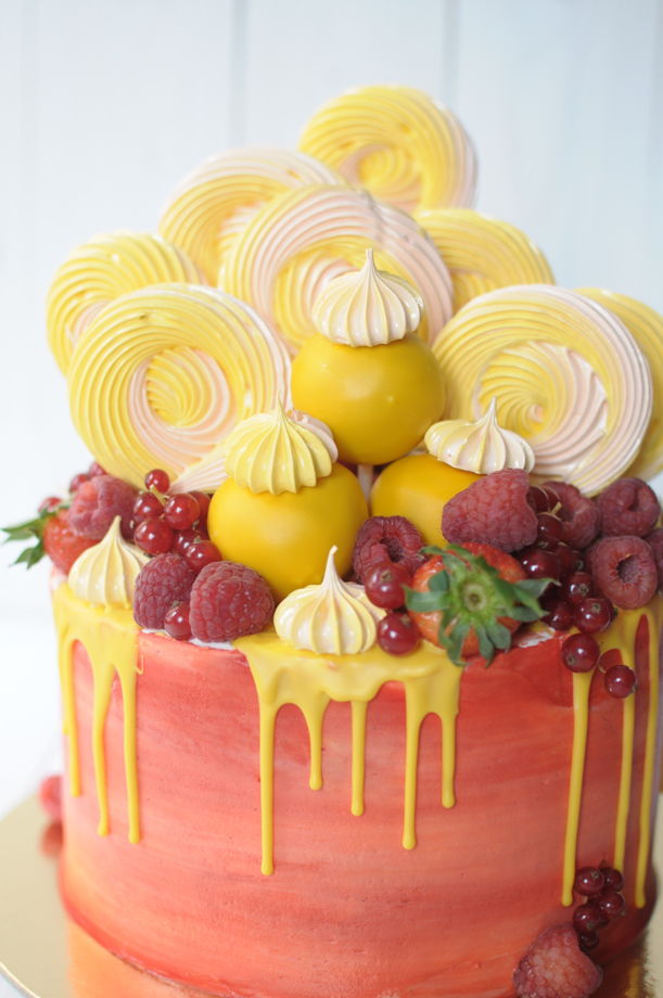 Торт - оформление special - с безе, ягодами и кейкпопсами