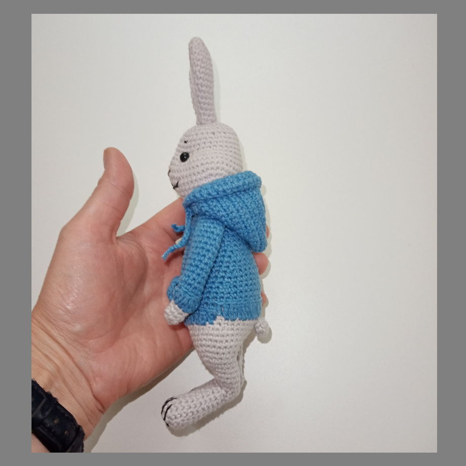 Вязаный крючком кролик. Игрушка для ребенка. Заяц в синем свитере.