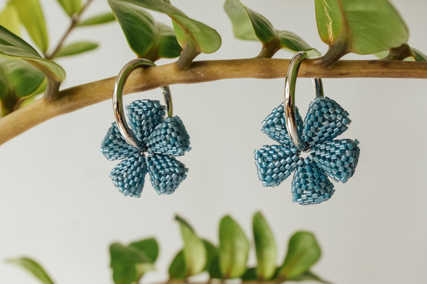 Серьги кольца с цветами бисерные серьги цветок из бисера синий