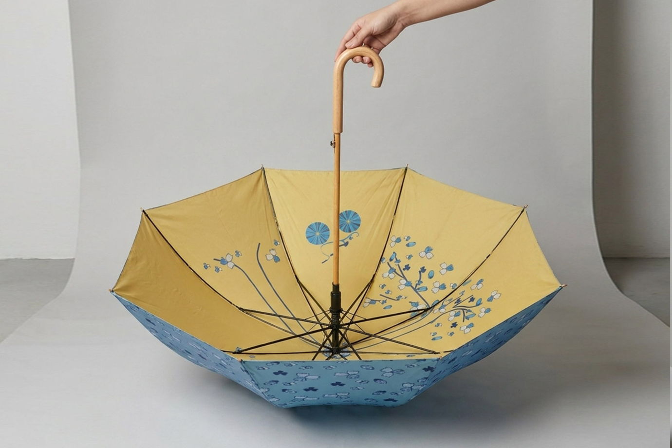 Двусторонний зонт с желтым деревом и голубыми цветами