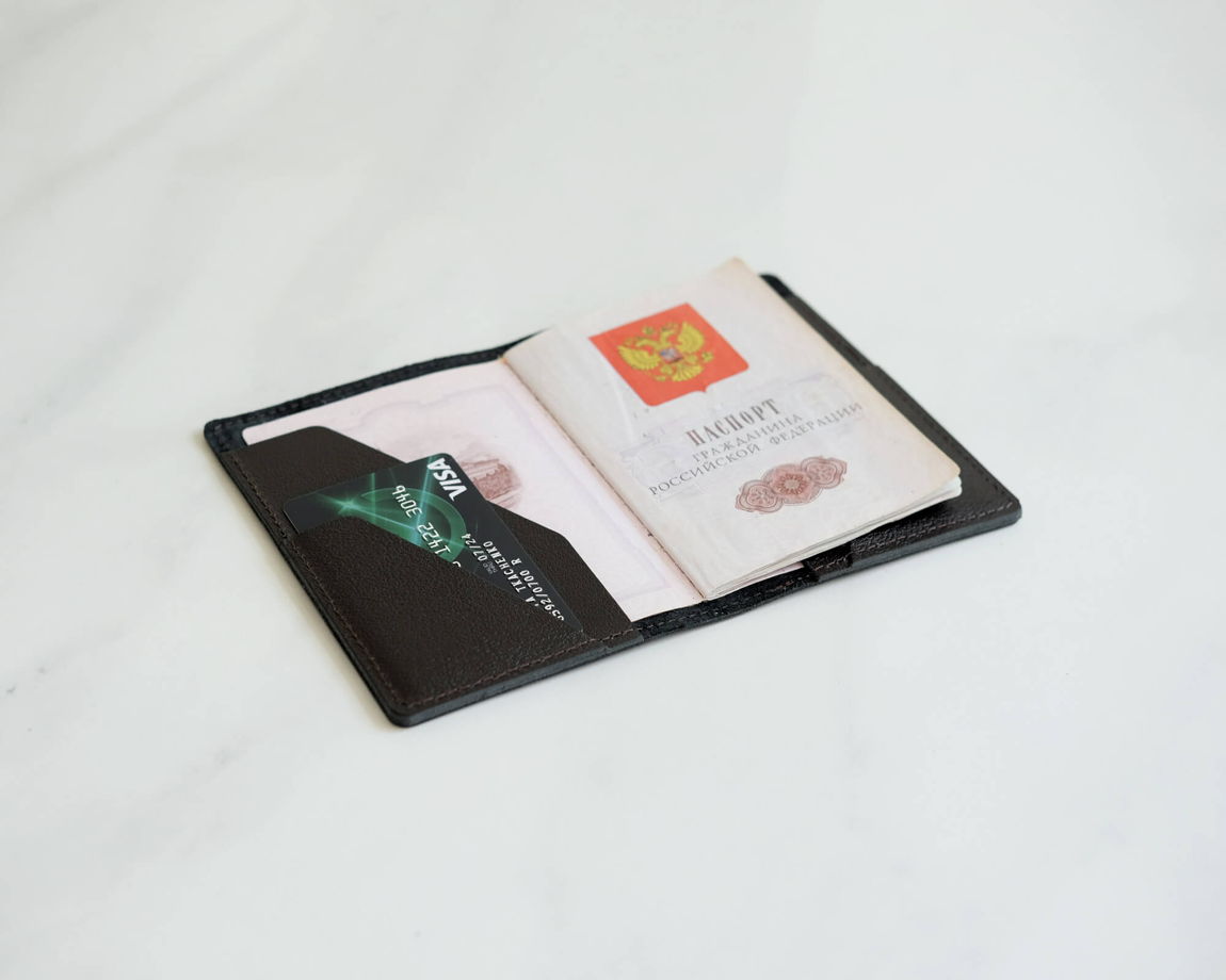 Именная кожаная обложка для паспорта FOLIO BROWN