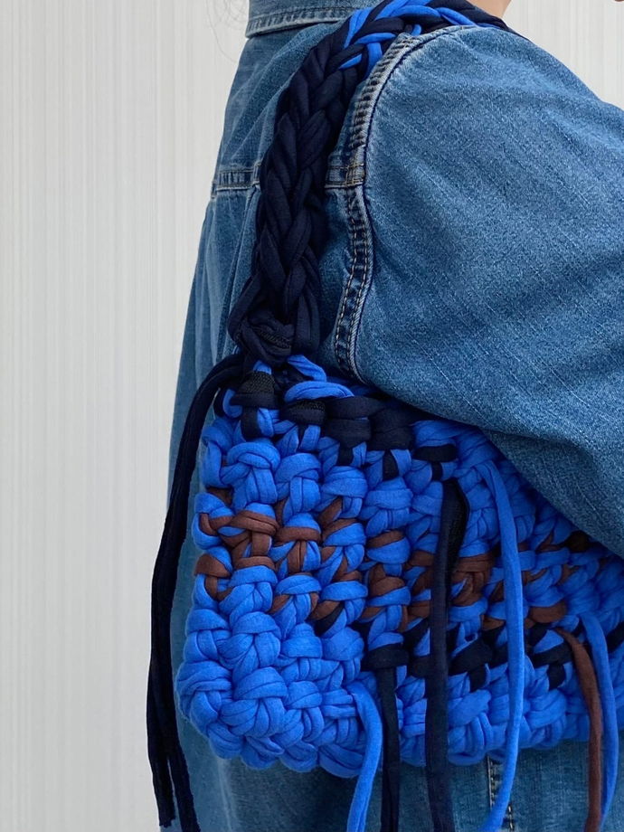 Вязаная сумка багет из хлопка с металлической застежкой-кнопкой цвет шоколад\морской\кобальт