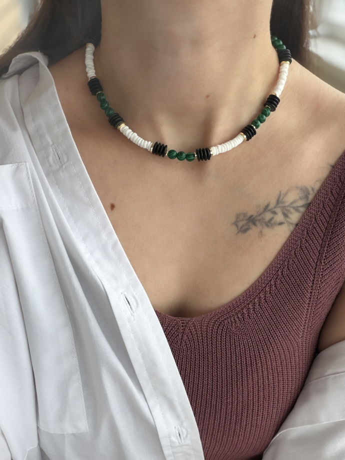 Чокер ручной работы из ракушки, кокоса, малахита и гематита «На разных волнах»