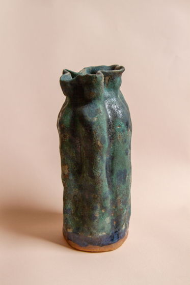 Керамическая ваза ручной работы, покрытая разными оттенками зеленых, синих глазурей
