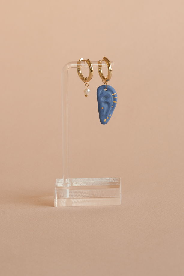 Асимметричные серьги-бублики с натуральным жемчугом и подвеской ухо из синего фарфора