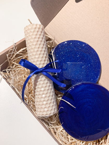 Подарочный бокс синие деревянные подставки, белая свеча (в наличии)