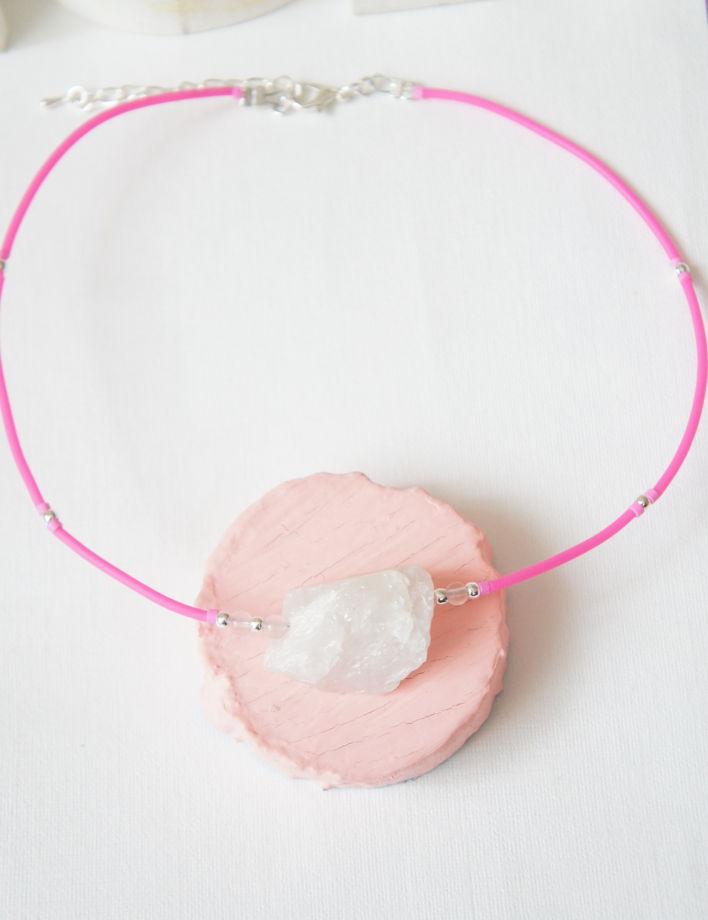 Колье чокер каучук фуксия натуральный розовый кварц
