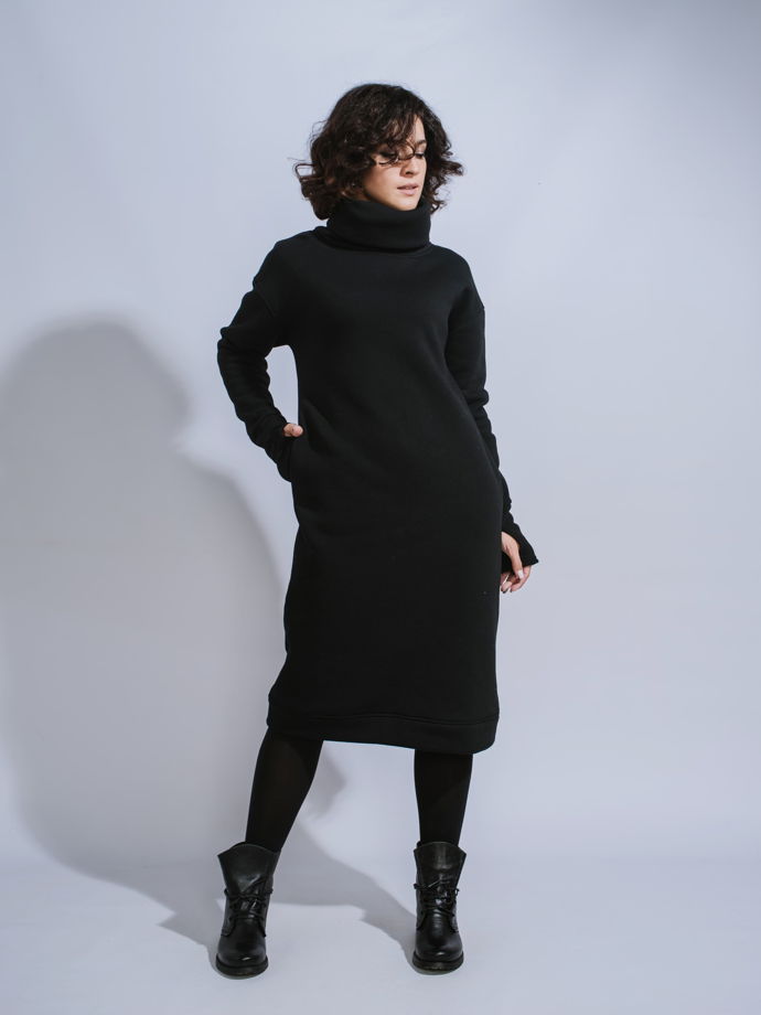 Утепленное платье с высоким воротником длиной миди черного цвета