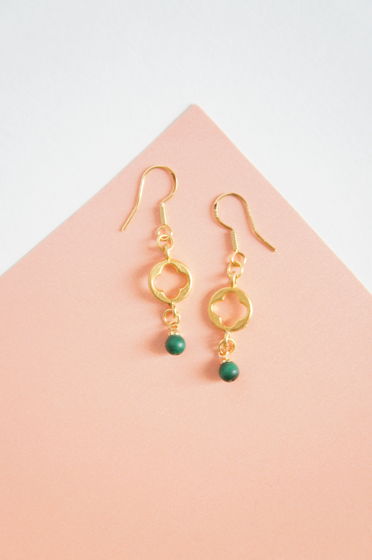 Матовые позолоченные серьги четырехлистный клевер малахит