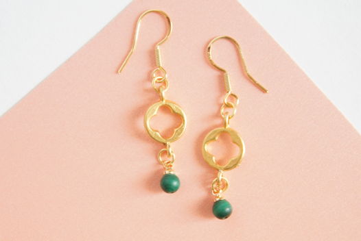 Матовые позолоченные серьги четырехлистный клевер малахит