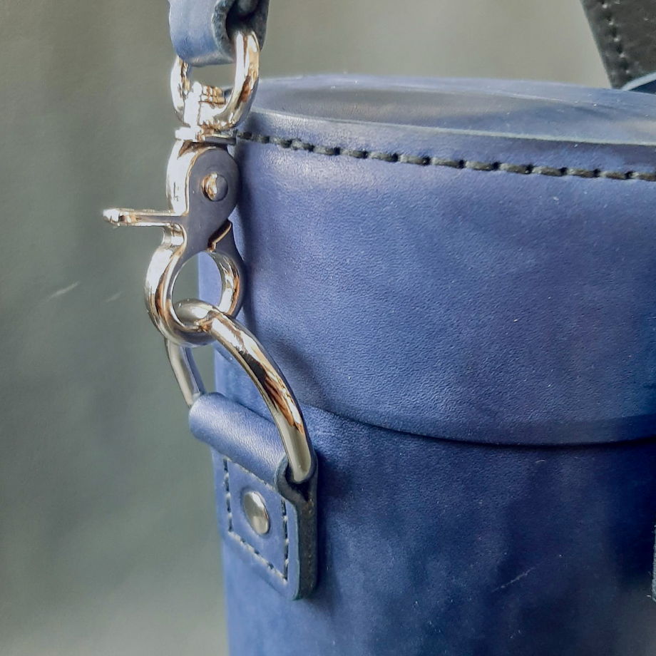 Женская сумка тубус синего цвета на длинном ремешке