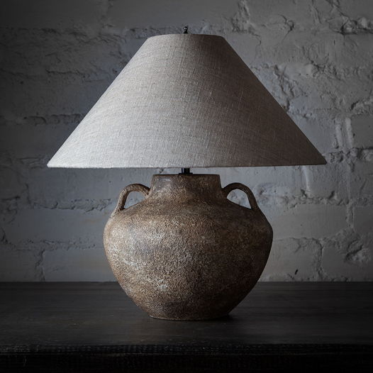 Настольная керамическая лампа ручной работы со светлым абажуром «Vabisabi 4»